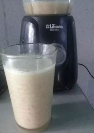 Una foto de Licuado de manzana y banana con semillas🍎🍌🍎🍌