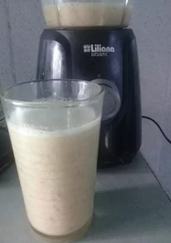 Una foto de Licuado de manzana y banana con semillas🍎🍌🍎🍌