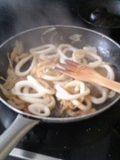 Una foto de Calamares encebollados