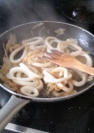 Una foto de Calamares encebollados