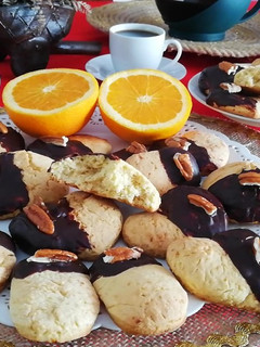 Una foto de Galletas de naranja con toque de chocolate cacao y nueces pacana