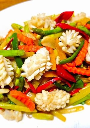 鵝油蘆筍彩椒炒軟絲（創意料理） 的食譜成品照片