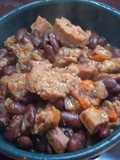 Guiso de porotos frutilla, carne, de cerdo, panceta y chorizo
