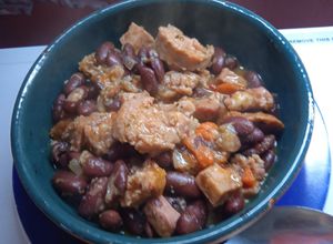 Una foto de Guiso de porotos frutilla, carne, de cerdo, panceta y chorizo