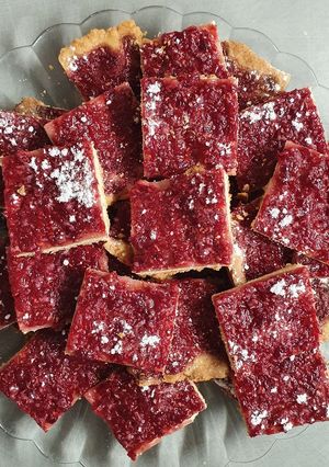 Une photo de Carrés aux framboises croustillants