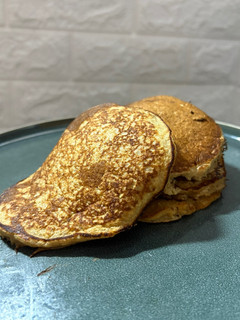 Una foto de Hot cakes de banana y avena 🥣