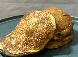 Una foto de Hot cakes de banana y avena 🥣