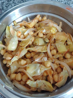 Una foto de Ensalada de garbanzos y corazones de alcachofas