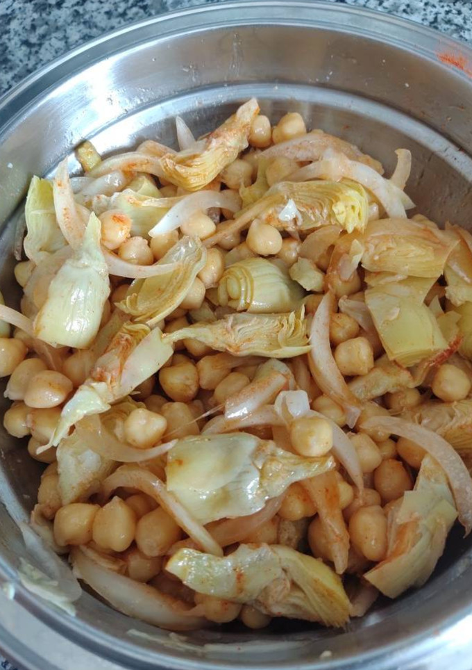 Una foto de Ensalada de garbanzos y corazones de alcachofas
