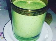 Una foto di smoothie al kiwi
