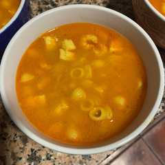 Una foto de Sopa de pescado con tiburones