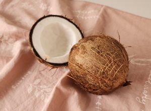 Una foto de 🥥 Coco fresco y cómo abrirlo fácil 🥥