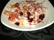 Una foto de ensalada de betabel y zanahoria