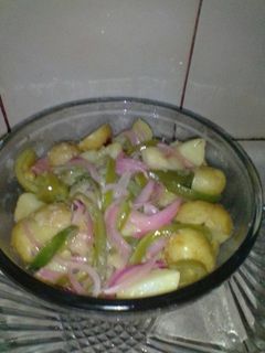 Una foto de Papas con cebolla y chile morrón