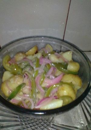 Una foto de Papas con cebolla y chile morrón