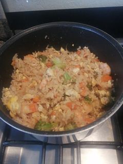 Una foto de Arroz chino con verduras y camarones