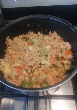 Una foto de Arroz chino con verduras y camarones