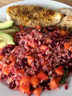 Una foto de Quinoa y arroz integral con remolacha
