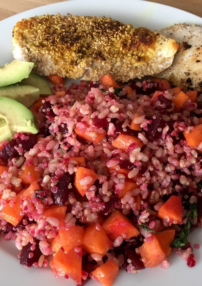 Una foto de Quinoa y arroz integral con remolacha