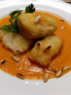Una foto de Bacalao con tomate y piñones
