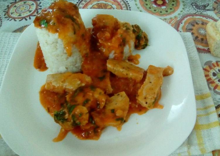 Atún encebollado con salsa agridulce