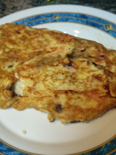 Una foto de Tortilla francesa con quesito, champiñones y jamón de pavo