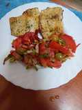 Filetes de merluza asada con ensalada