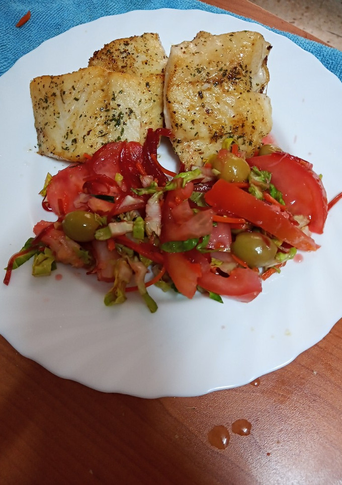 Una foto de Filetes de merluza asada con ensalada
