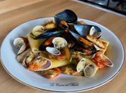 Una foto di pasta cozze e vongole