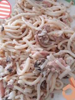 Una foto de Spaghetti con atún y champiñones