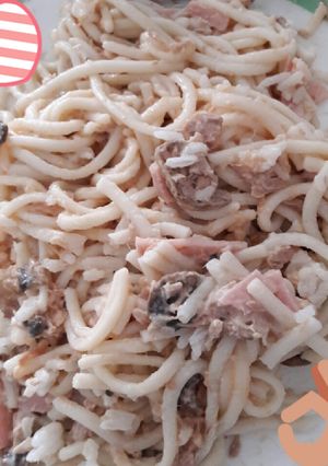 Una foto de Spaghetti con atún y champiñones