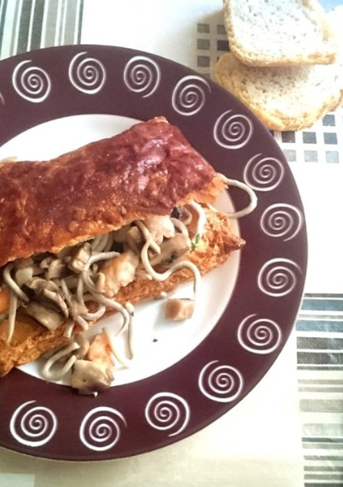 Una foto de Hojaldre relleno de gulas, champiñones y langostinos