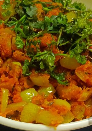 ग्रीन(हिरव्या) टोमॅटोची भगरा भाजी (Green Tomatochi bhaji Recipe In Marathi) रेसिपी चे मुख्य फोटो