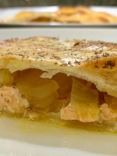 Una foto de Pastel de salmón y cebolla caramelizada