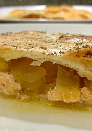 Foto principal de Pastel de salmón y cebolla caramelizada