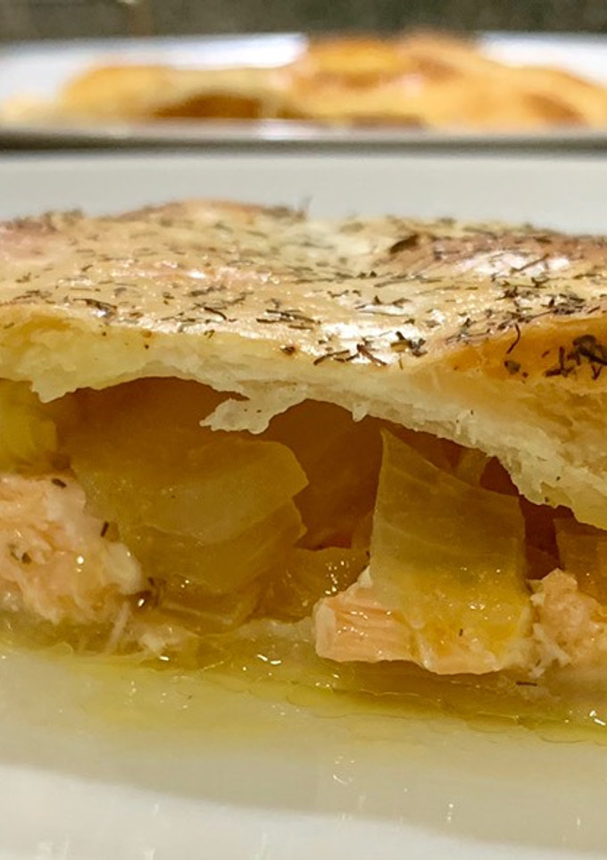 Una foto de Pastel de salmón y cebolla caramelizada