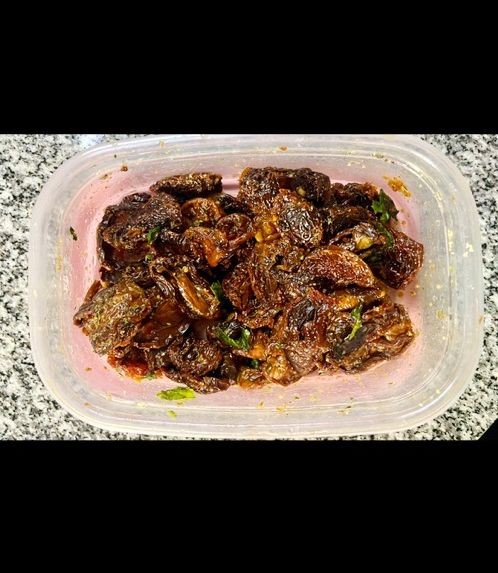 Una foto de Tomates deshidratados con finas hierbas y albahaca