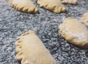 Una foto de Empanadas Veganas de masa de cúrcuma y pimentón rellenas de proteína de soja