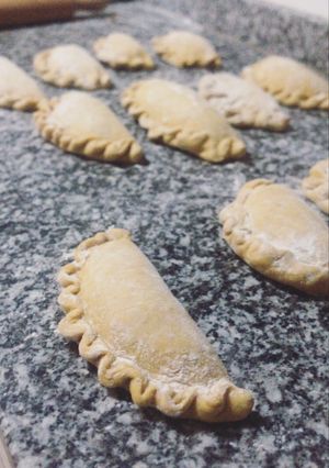 Una foto de Empanadas Veganas de masa de cúrcuma y pimentón rellenas de proteína de soja
