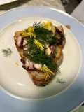Crostone con carpaccio di polpo tarassaco e finocchietto
