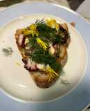 Crostone con carpaccio di polpo tarassaco e finocchietto