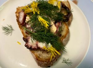 Foto di Crostone con carpaccio di polpo tarassaco e finocchietto