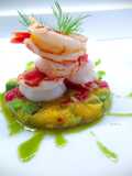 Gamberi allo zenzero su avocado e datterini confit, con olio al basilico