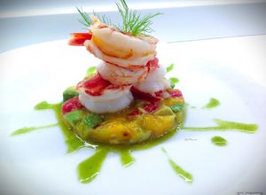 Foto di Gamberi allo zenzero su avocado e datterini confit, con olio al basilico