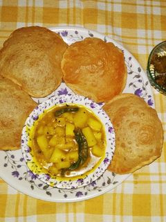 আটার লুচি সাদা তরকারি (attar luchi sada tarkari recipe in Bengali) রেসিপির প্রধান ছবি