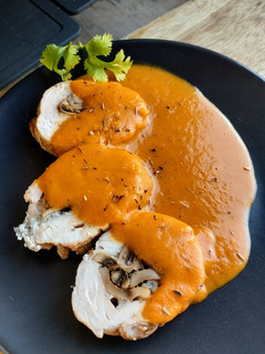 Una foto de Redondo de pavo relleno de champiñones y queso en salsa