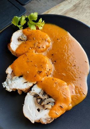 Una foto de Redondo de pavo relleno de champiñones y queso en salsa
