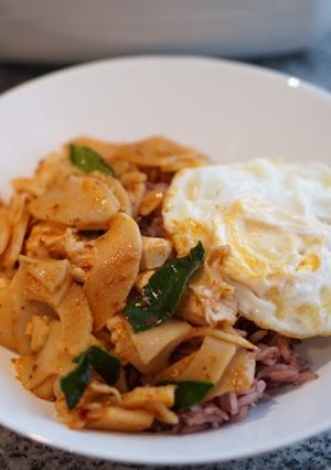 รูปของ ผัดพริกแกงไก่หน่อไม้ดอง+ไข่ดาว