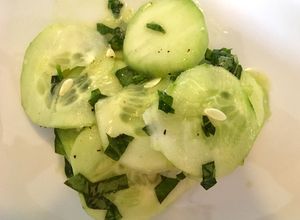 Une photo de Salade concombre basilic