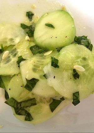 Une photo de Salade concombre basilic